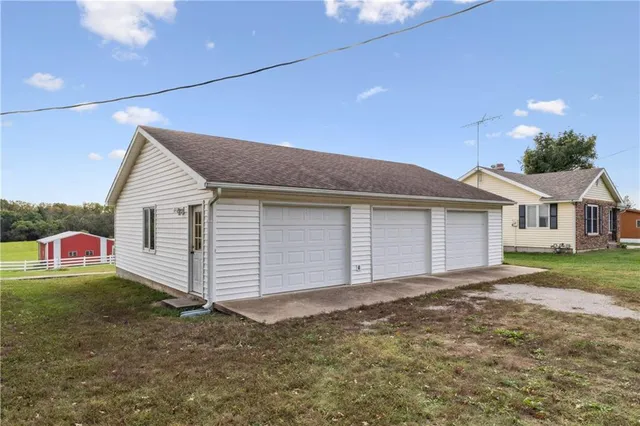 $325,000 | 915 South Locust Street, Sweet Springs, MO 65351