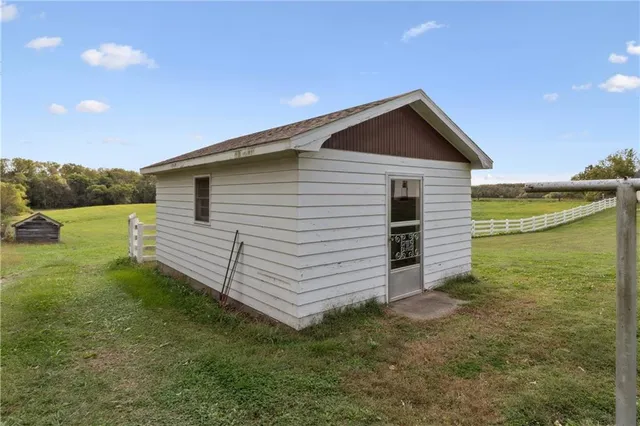 $325,000 | 915 South Locust Street, Sweet Springs, MO 65351