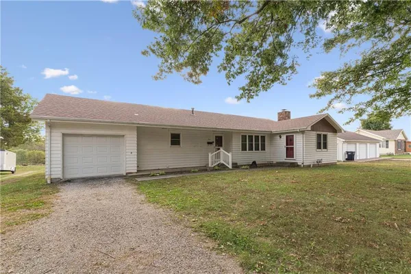 $319,500 | 915 South Locust Street, Sweet Springs, MO 65351
