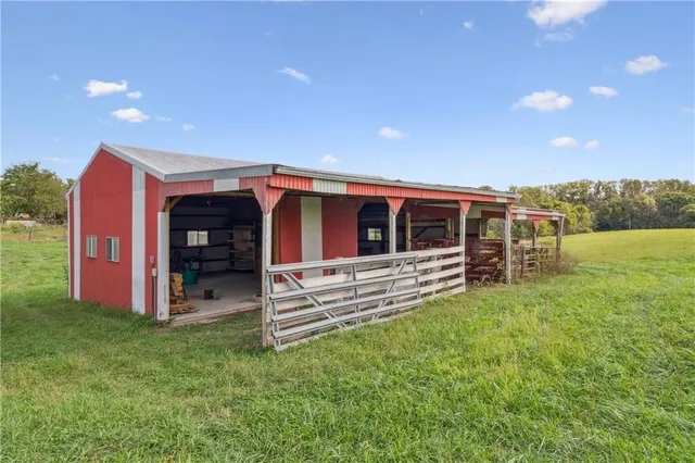 $325,000 | 915 South Locust Street, Sweet Springs, MO 65351