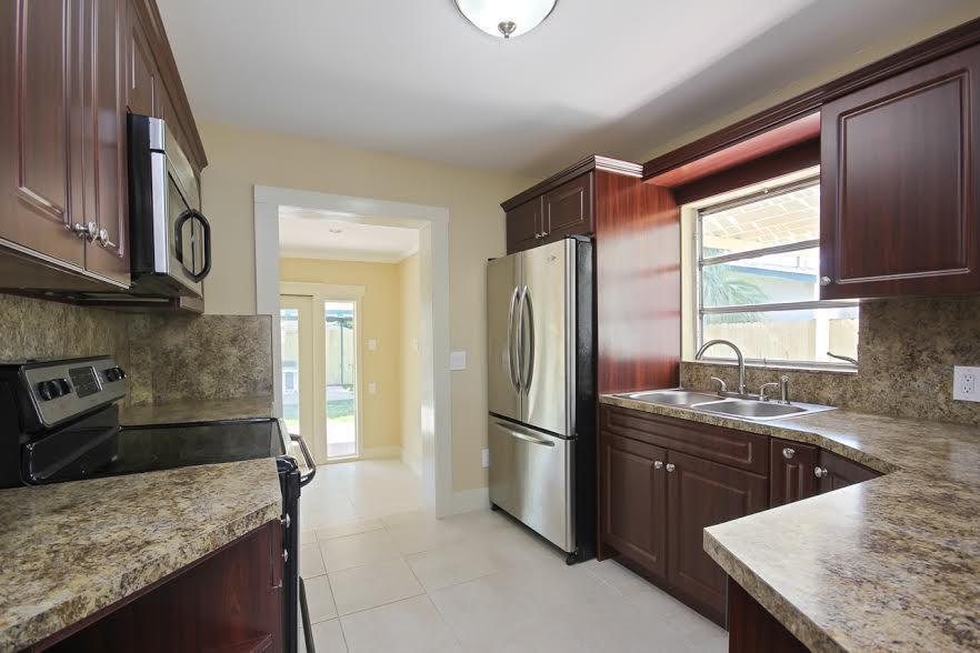 410 Franklin Road West Palm Beach, FL 33405 - Photo 3 of 15 20240405152235367724000000-o
