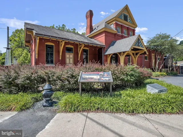 $750,000 | 492 Hawkridge Lane, Sykesville, MD 21784