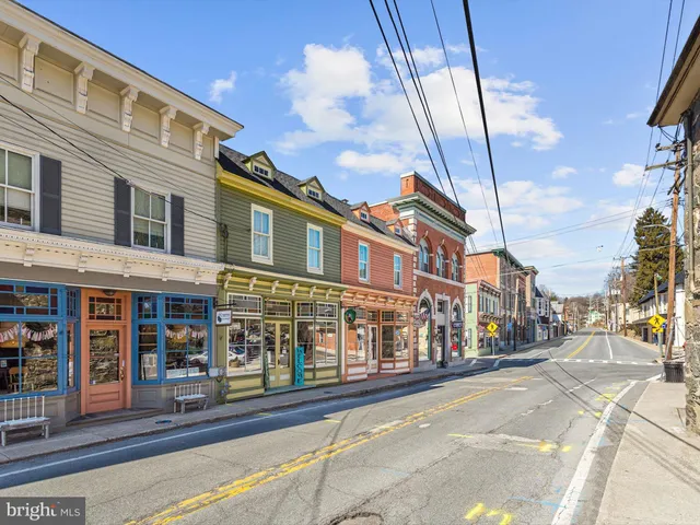 $750,000 | 492 Hawkridge Lane, Sykesville, MD 21784