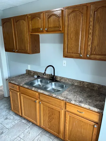 $825 | 1727 North Tacoma Avenue, Indianapolis, IN 46218