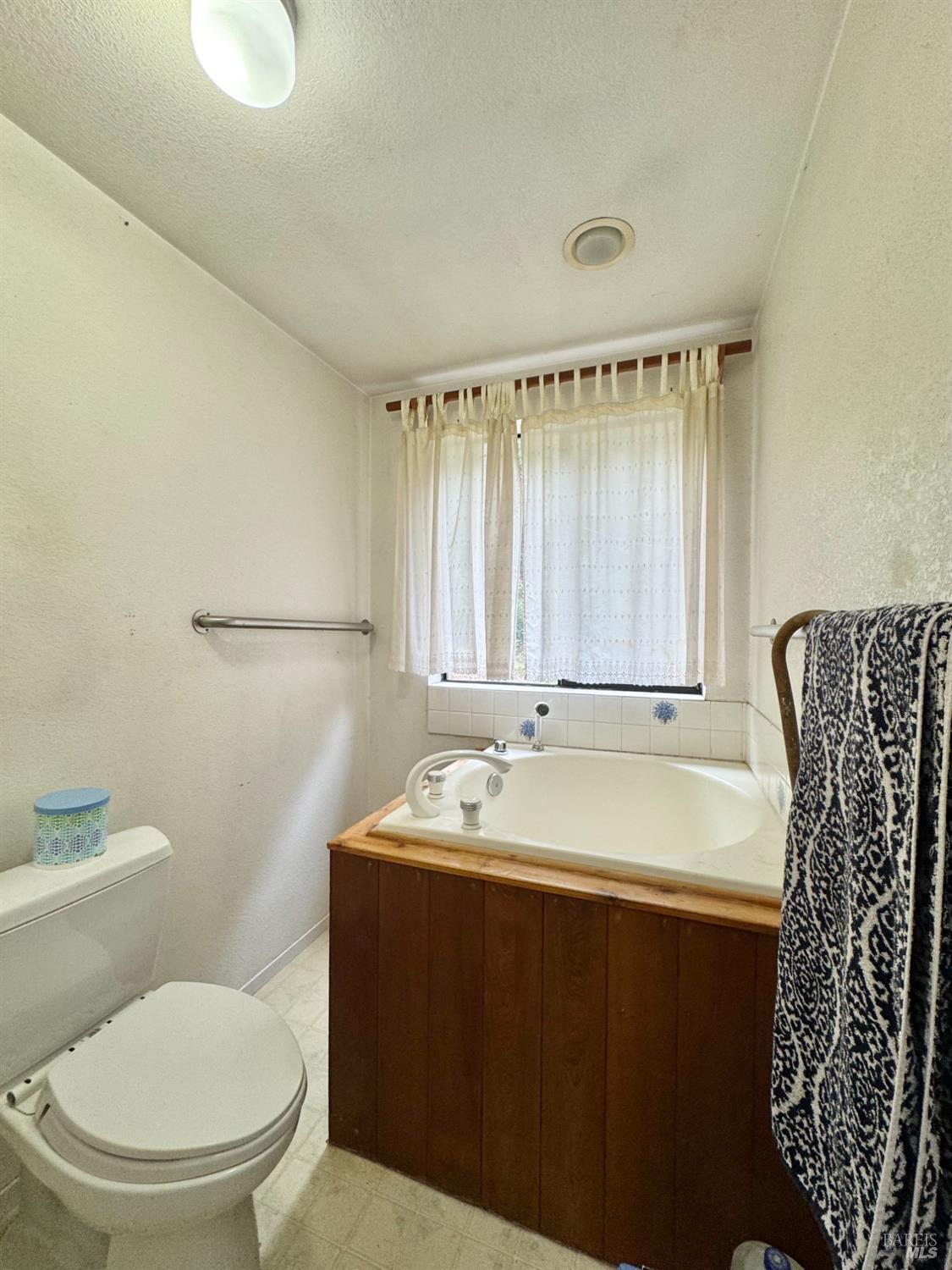 5083 Dry Creek Road Napa, CA 94558 - Photo 27 of 90 a bathroom with a sink toilet and shower