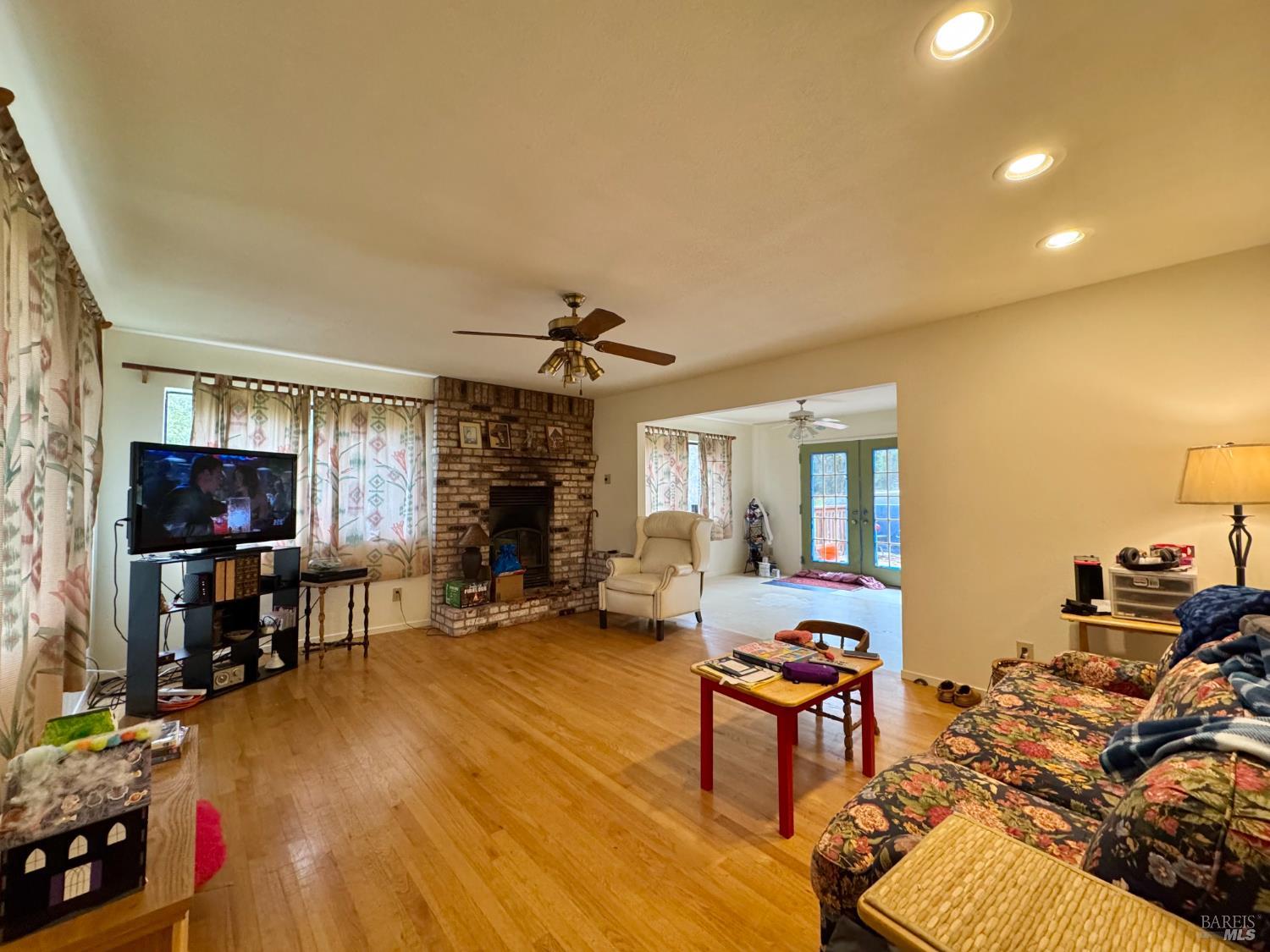 5083 Dry Creek Road Napa, CA 94558 - Photo 4 of 90 a living room with furniture and a flat screen tv