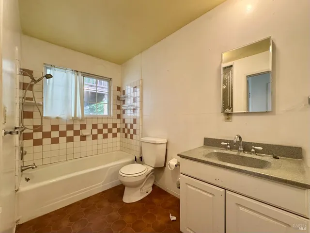 $1,325,000 | 5083 Dry Creek Road, Napa, CA 94558