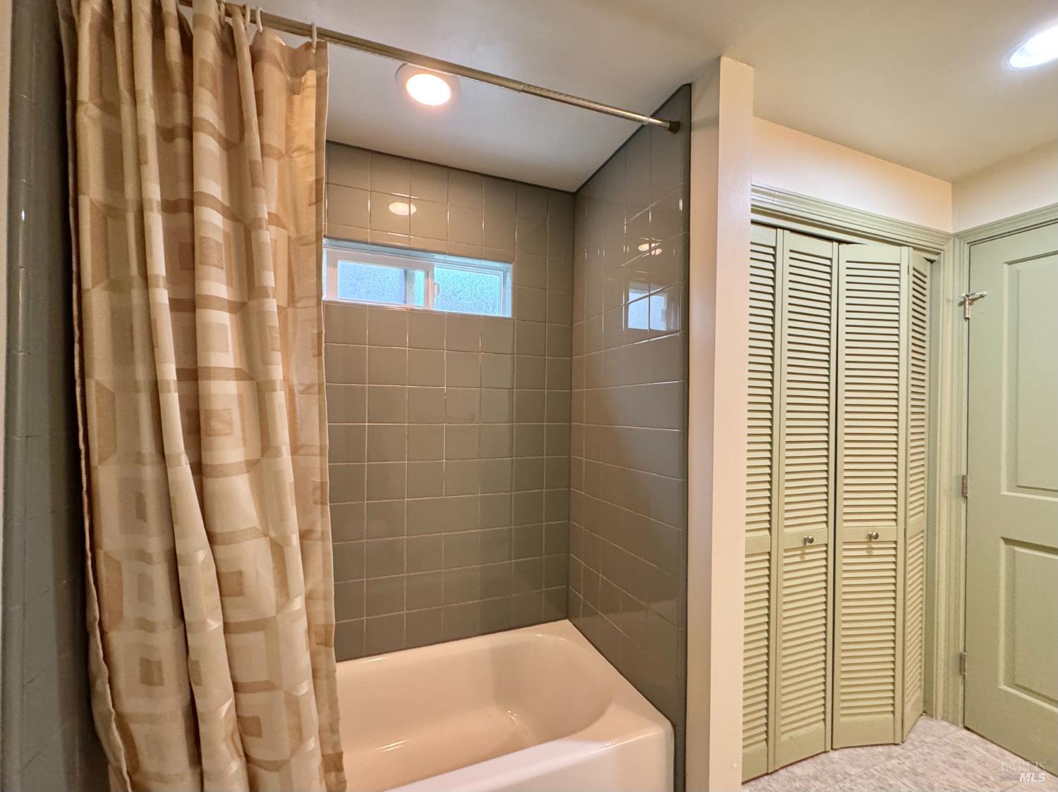 5083 Dry Creek Road Napa, CA 94558 - Photo 62 of 90 a bathroom with a shower and a tub
