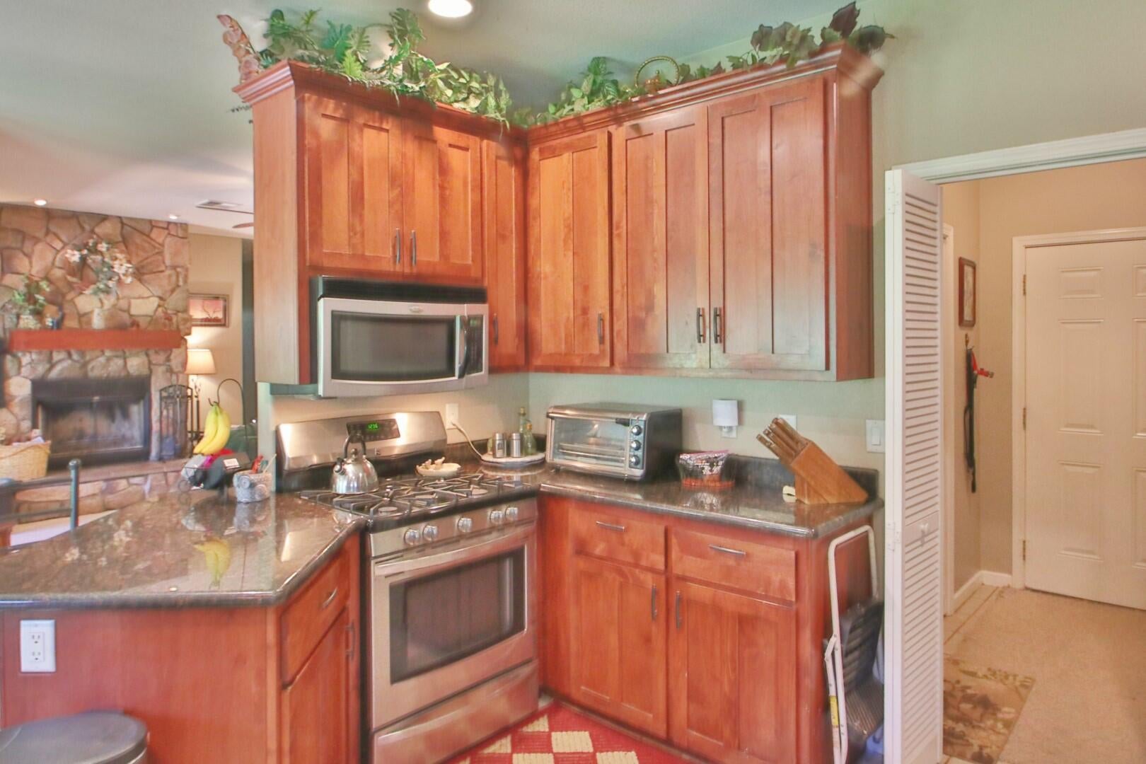 921 North Old Stage Road Cave Junction, OR 97523 - Photo 12 of 37 12-Range-Oven & Eating Bar
