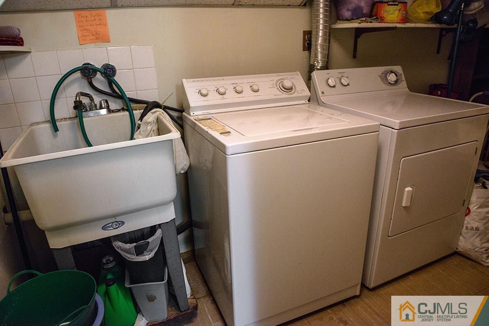 56 Brookside Road Edison, NJ 08817 - Photo 19 of 24 a utility room with dryer and washer