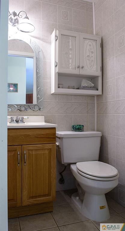 56 Brookside Road Edison, NJ 08817 - Photo 8 of 24 a bathroom with a toilet sink and mirror