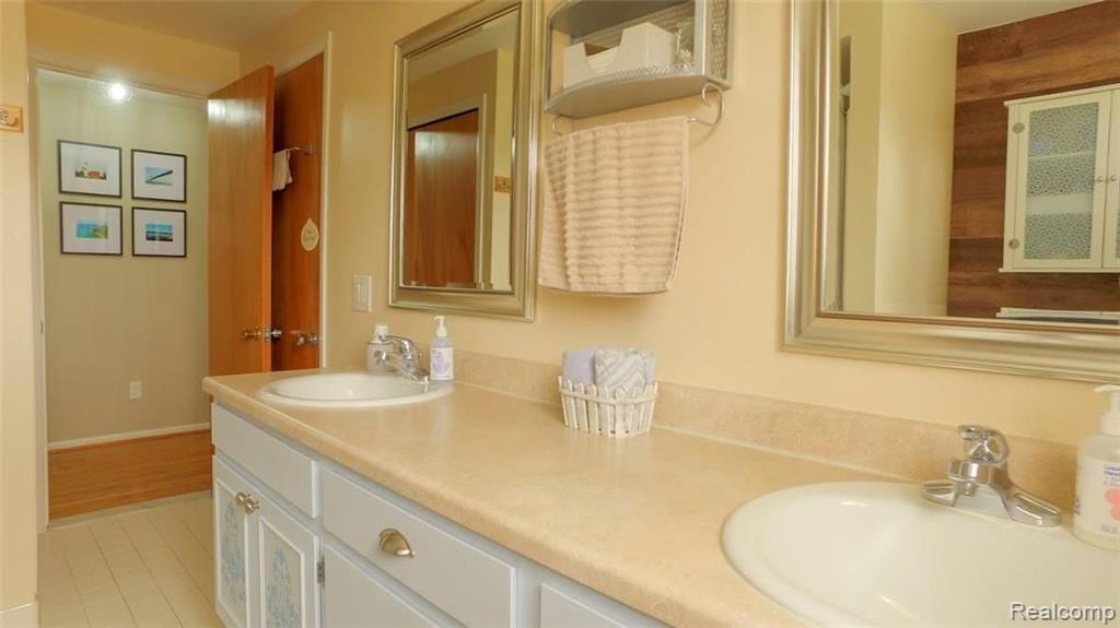 250 Donegal Drive Rochester Hills, MI 48309 - Photo 16 of 25