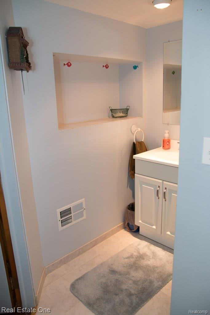 1342 Fairholme Road Grosse Pointe, MI 48236 - Photo 22 of 25 Lower full bath
