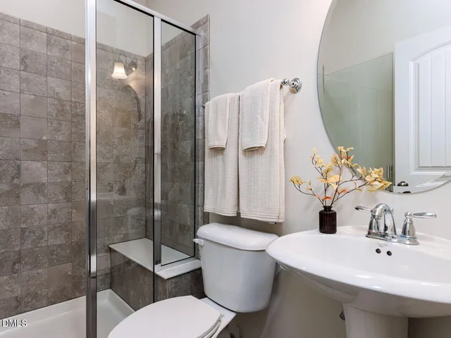 a view of empty room with window