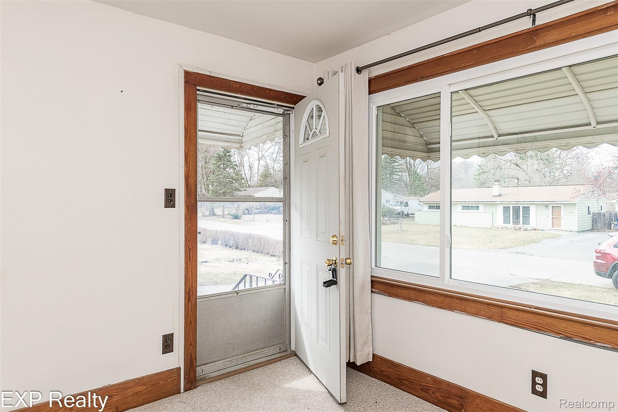 4360 Marcus Road Waterford, MI 48329 - Photo 7 of 21 DSC_1638.jpg