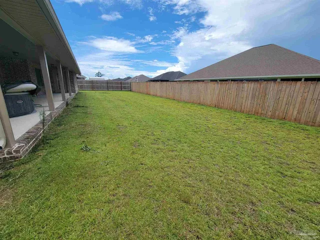 a view of a backyard