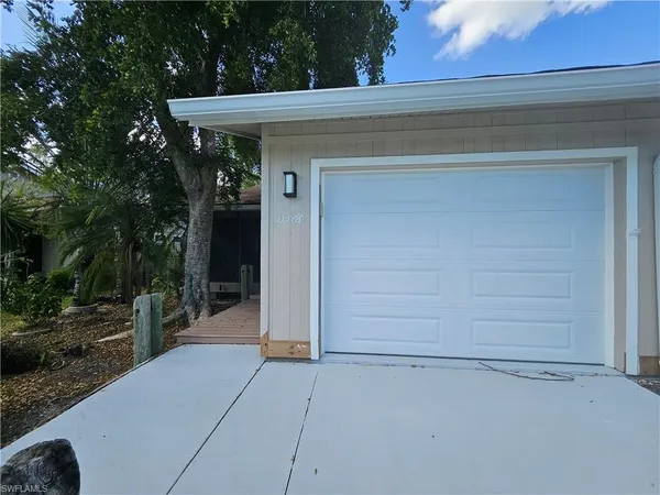 a view of a entrance gate of the house