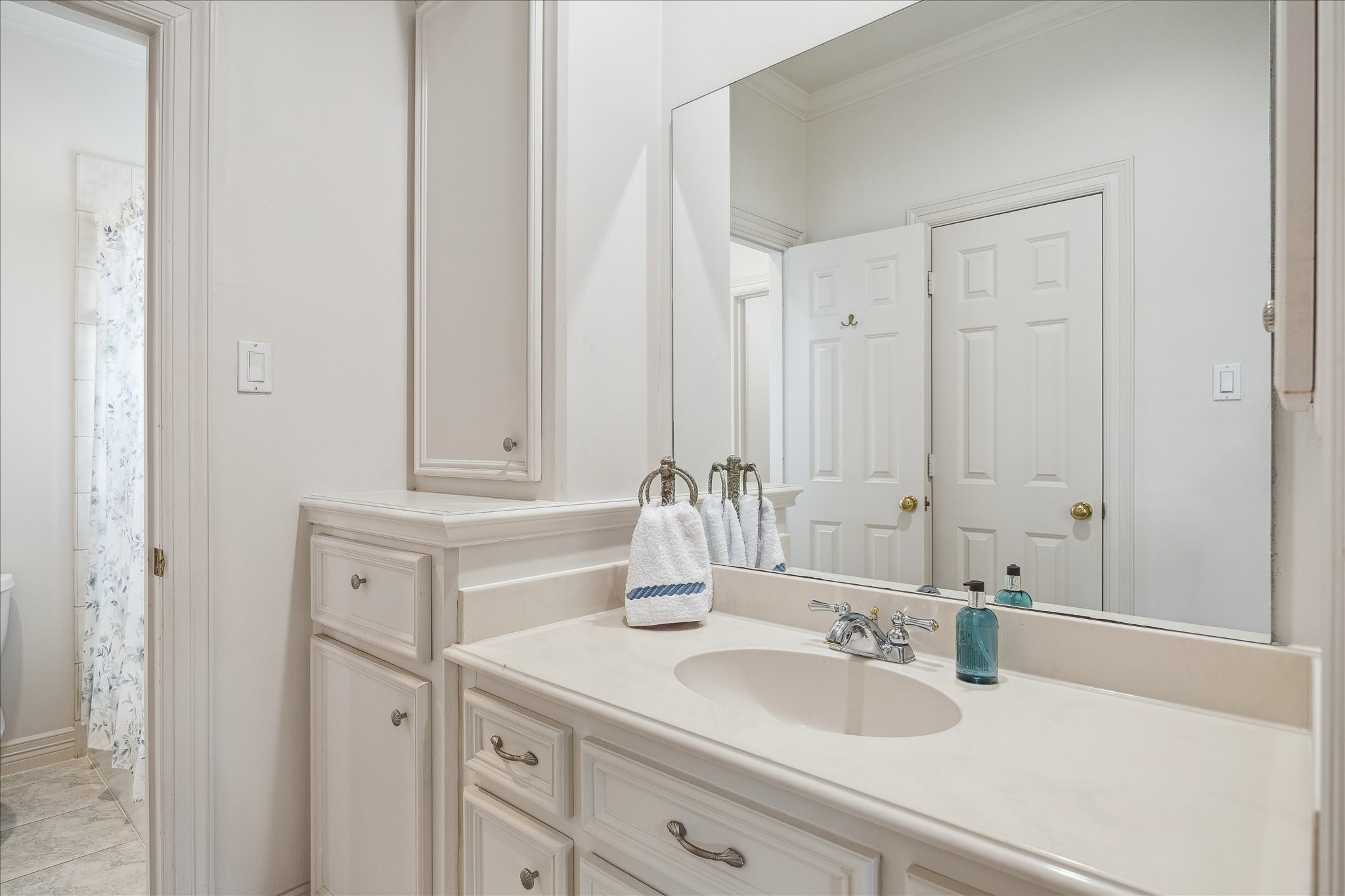 11524 Taylorcrest Road Houston, TX 77024 - Photo 38 of 47 The vanity and sink area for the third upstairs bedroom is separate from the tub and shower as well as the water closet, offering added privacy and functionality.