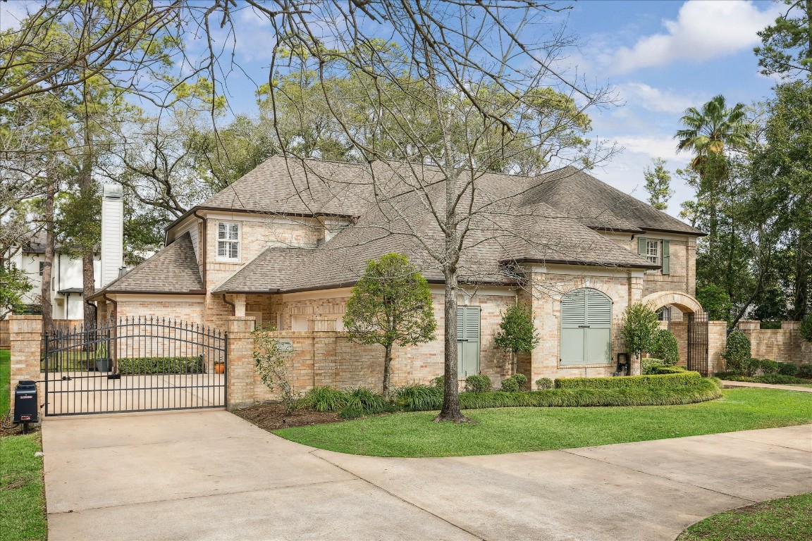 11524 Taylorcrest Road Houston, TX 77024 - Photo 6 of 47 The property offers abundant parking opportunities with an expansive circular drive creating an impressive arrival, complemented by a gated motor court, and a three-car garage.