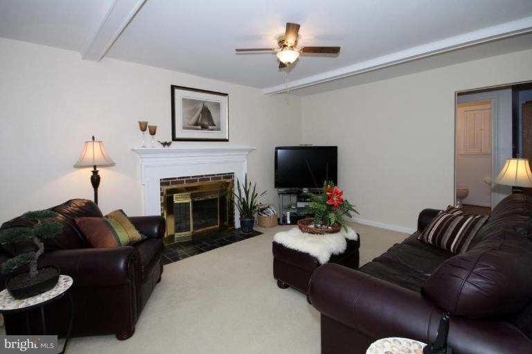 9903 Natick Road Burke, VA 22015 - Photo 7 of 30 Family Room #2