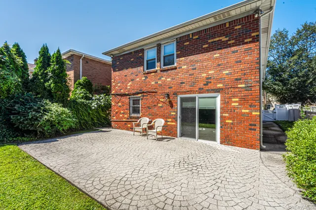 a picture of a wall with a white wall