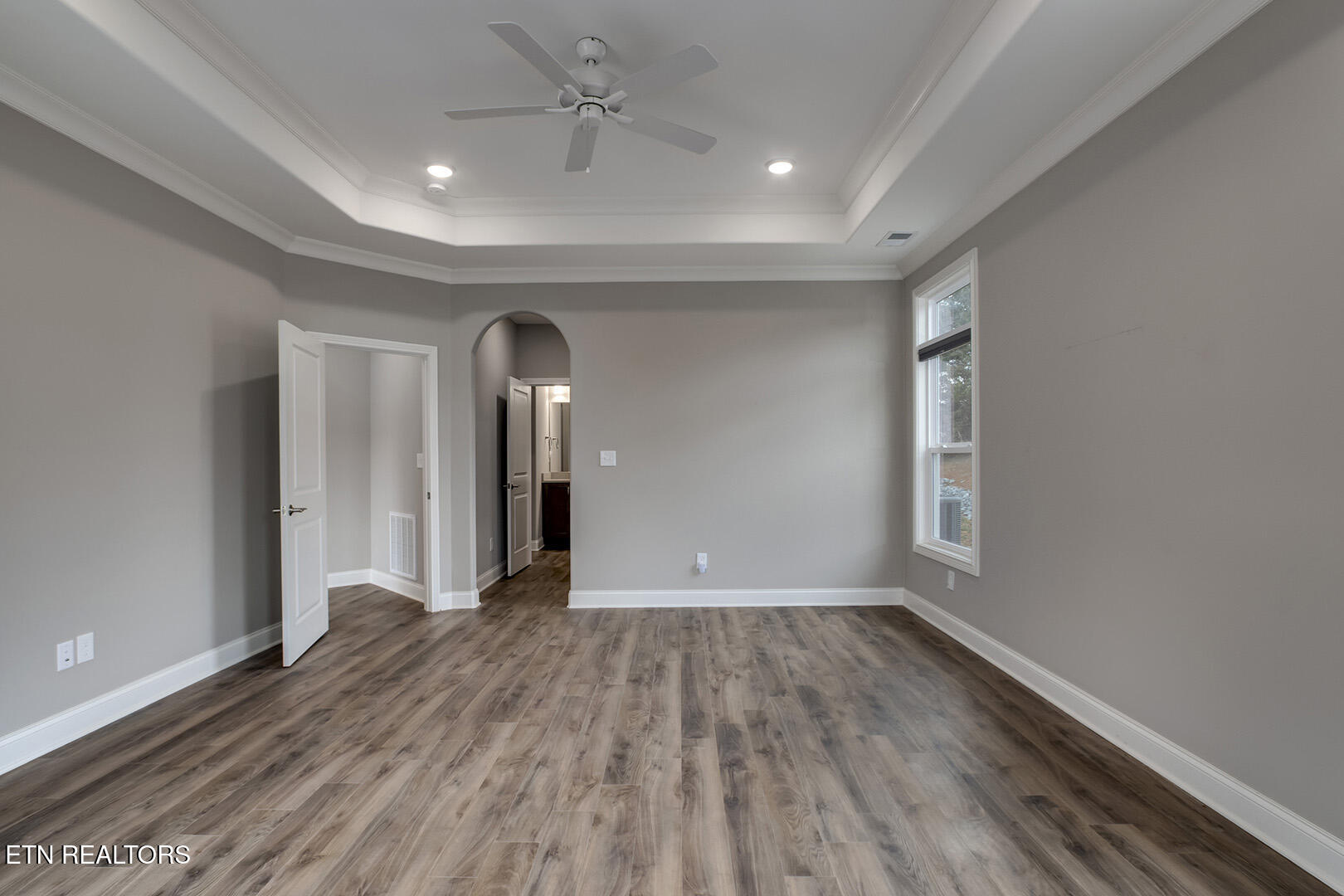 403 Sycamore Place Loudon, TN 37774 - Photo 28 of 60 28_403 Sycamore Place_MasterBedroom02