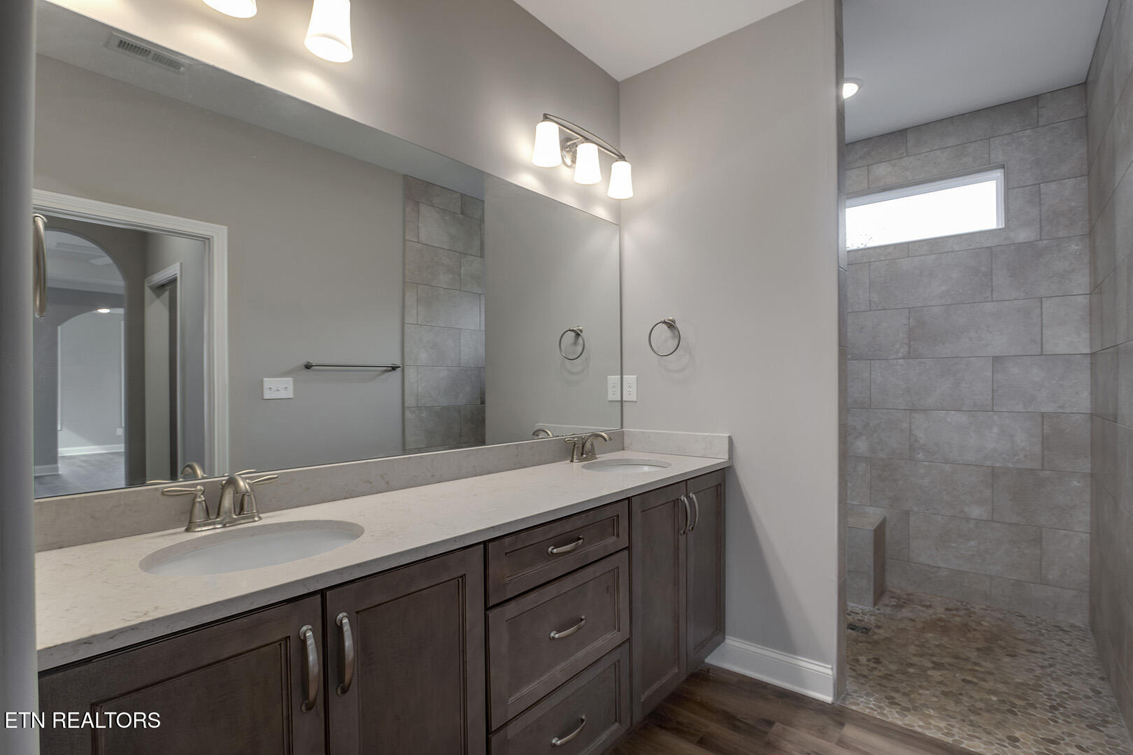 403 Sycamore Place Loudon, TN 37774 - Photo 31 of 60 31_403 Sycamore Place_MasterBath