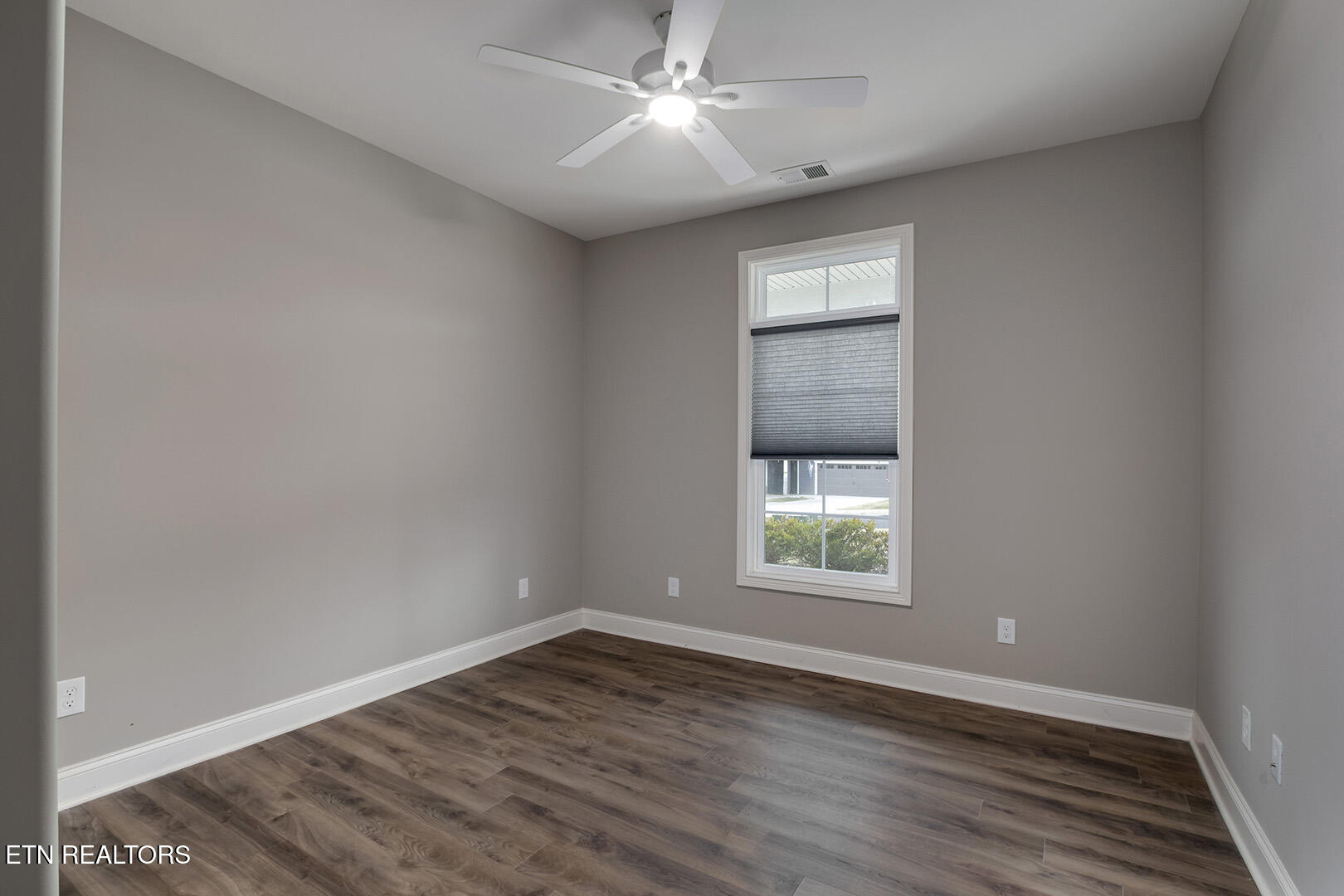 403 Sycamore Place Loudon, TN 37774 - Photo 37 of 60 37_403 Sycamore Place_Bedroom2_01