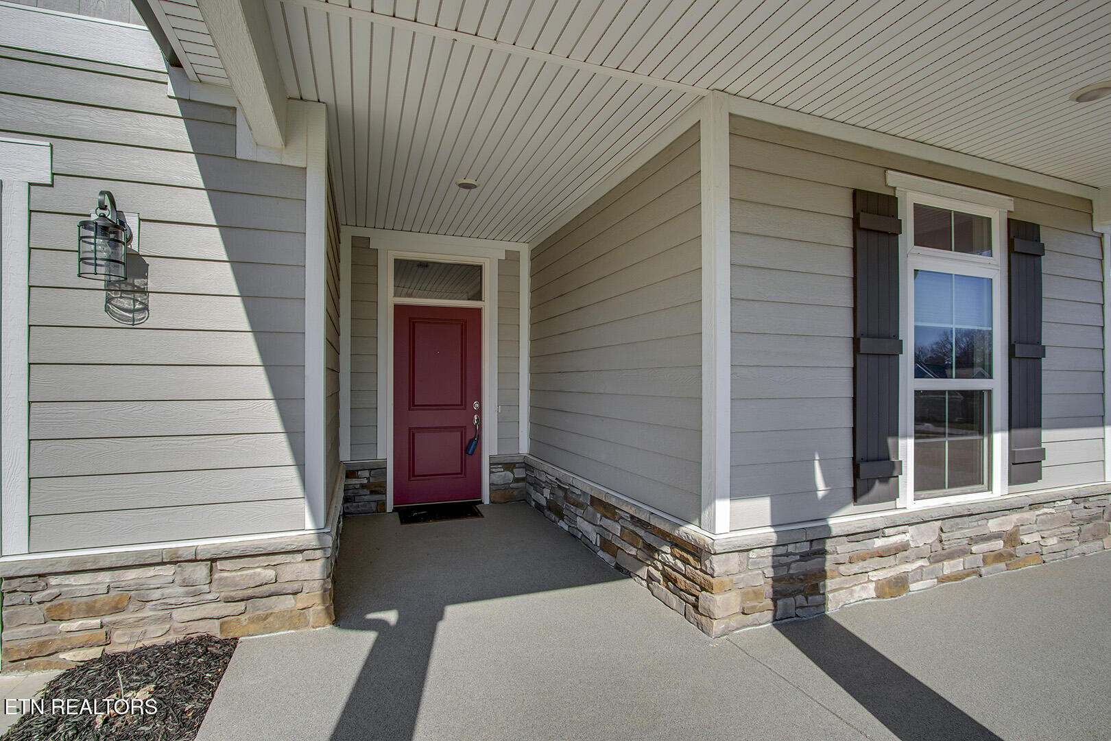 403 Sycamore Place Loudon, TN 37774 - Photo 4 of 60 04_403 Sycamore Place_FrontEntry