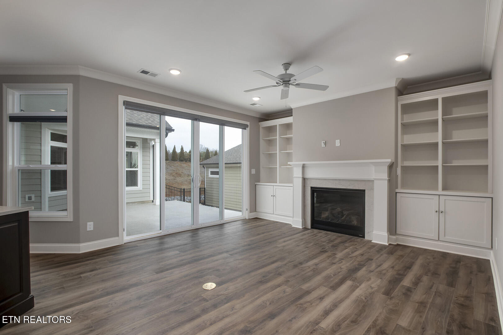 403 Sycamore Place Loudon, TN 37774 - Photo 6 of 60 06_403 Sycamore Place_Living01