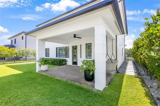 a view of an house with backyard and garden