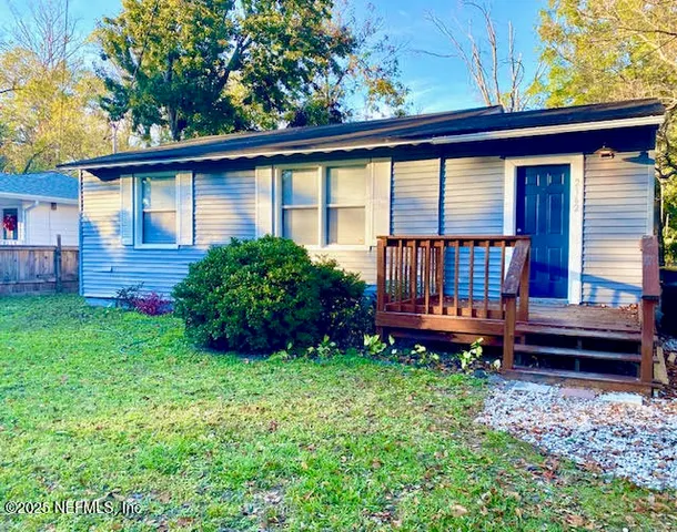 an empty room with a ceiling fan and a window