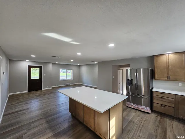 $249,000 | 16530 East Fairfield Road, Mount Vernon, IL 62864