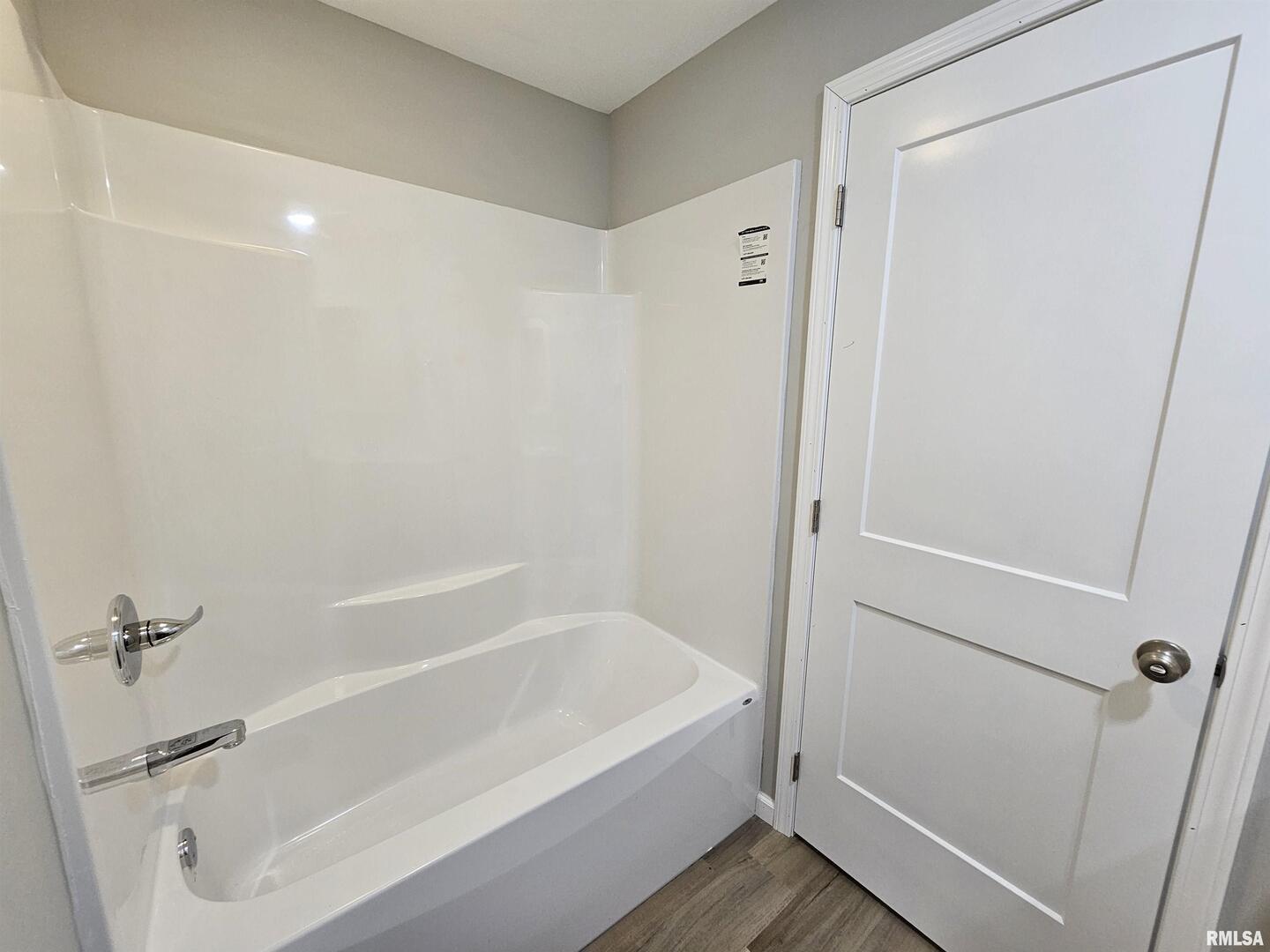 16530 East Fairfield Road Mount Vernon, IL 62864 - Photo 26 of 28 a bathroom with a bathtub