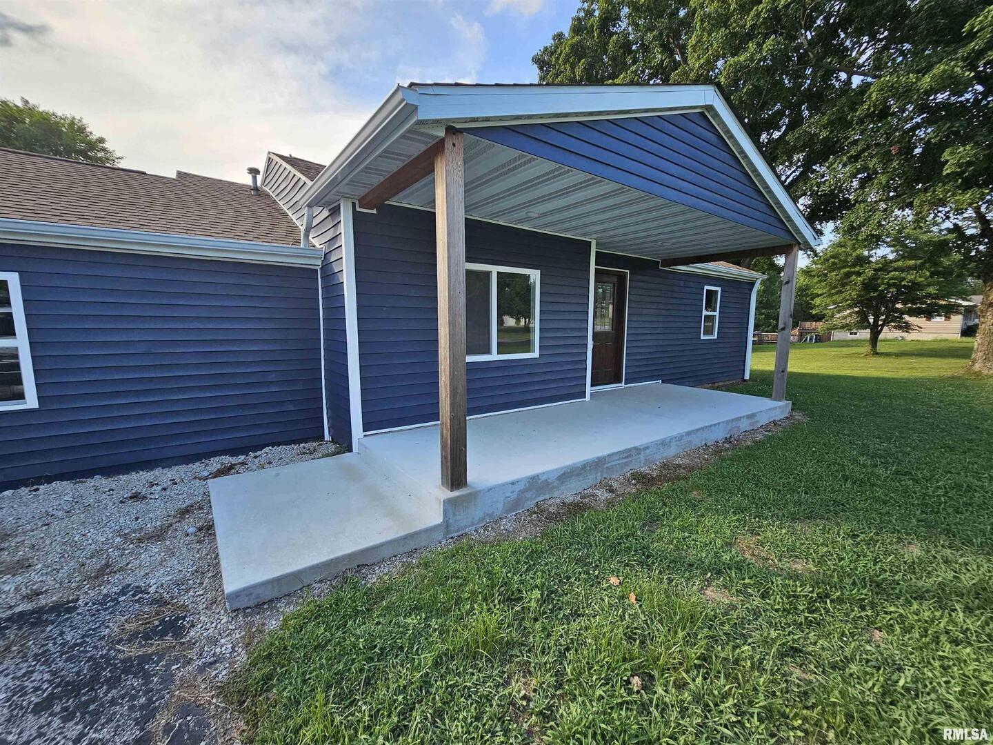 16530 East Fairfield Road Mount Vernon, IL 62864 - Photo 6 of 28 a front view of a house with garden