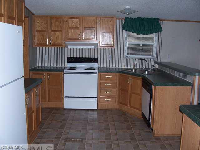 8996 Center Grove Church Road Clemmons, NC 27012 - Photo 5 of 10 Kitchen.