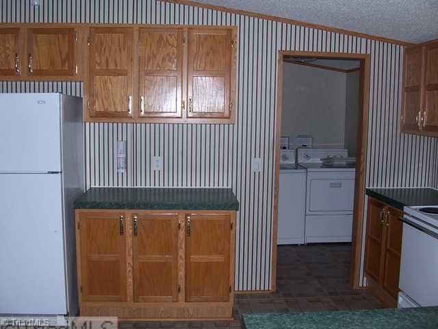 8996 Center Grove Church Road Clemmons, NC 27012 - Photo 7 of 10 Kitchen.