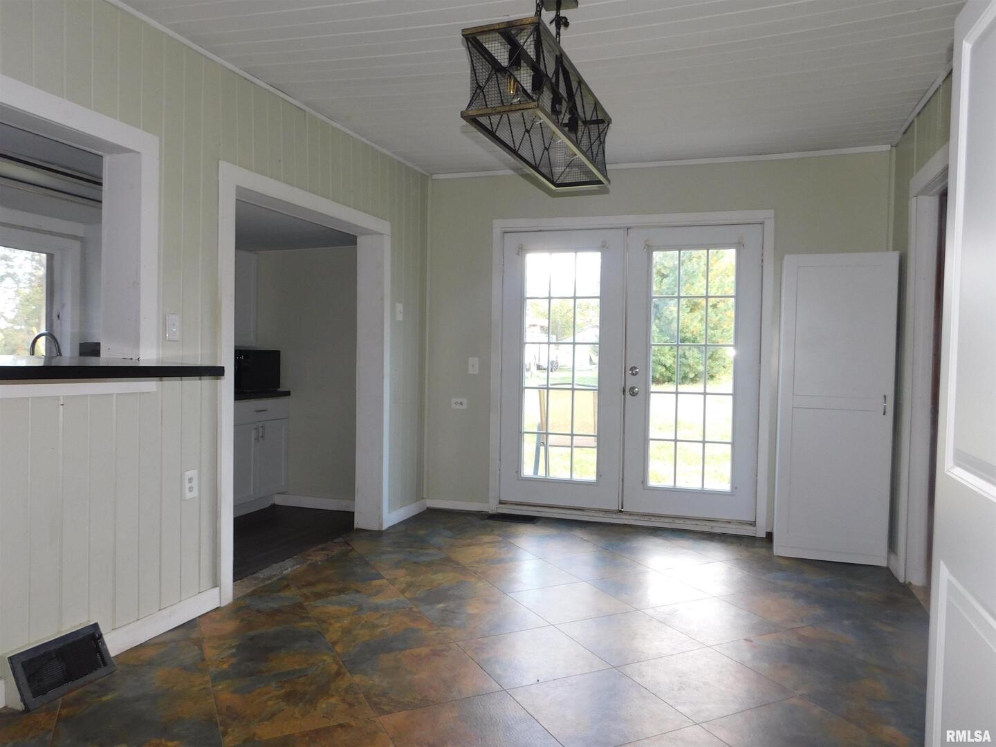 2517 Highway 17 Viola, IL 61486 - Photo 20 of 25 an empty room with wooden floor and windows