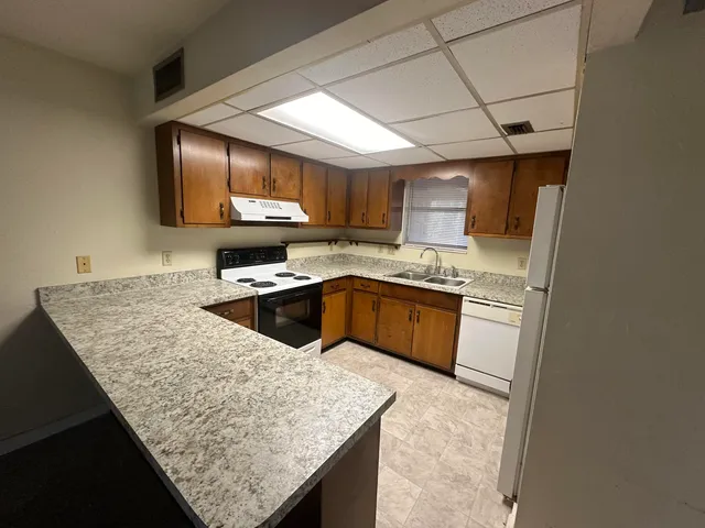 $975 | 312 Lang Court, Unit 28, Tallahassee, FL 32301