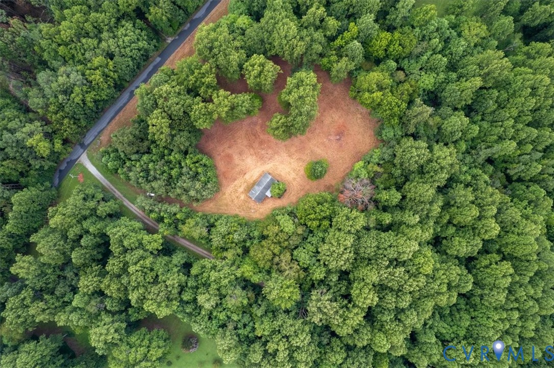 View of property location featuring a heavily wood