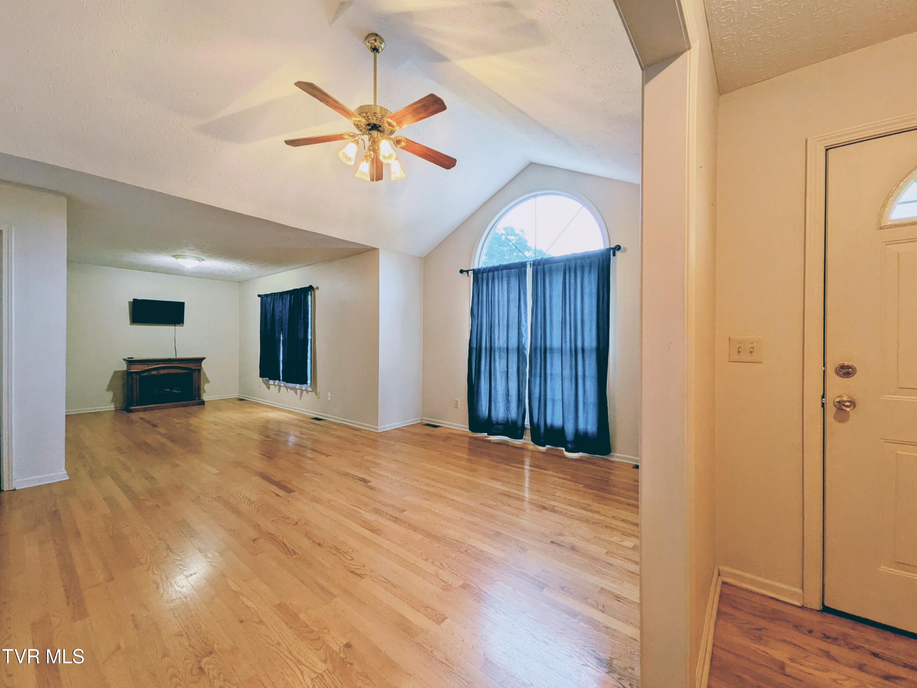 113 Nave Hollow Road Elizabethton, TN 37643 - Photo 9 of 91 Living Room(2)
