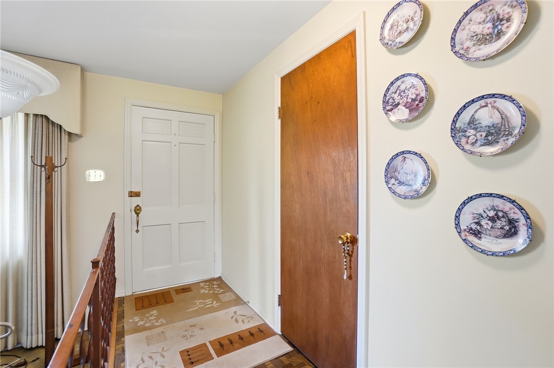 6225 Possum Run Road Bellbrook, OH 45305 - Photo 4 of 33 This entry welcomes all into a cozy, inviting atmosphere.