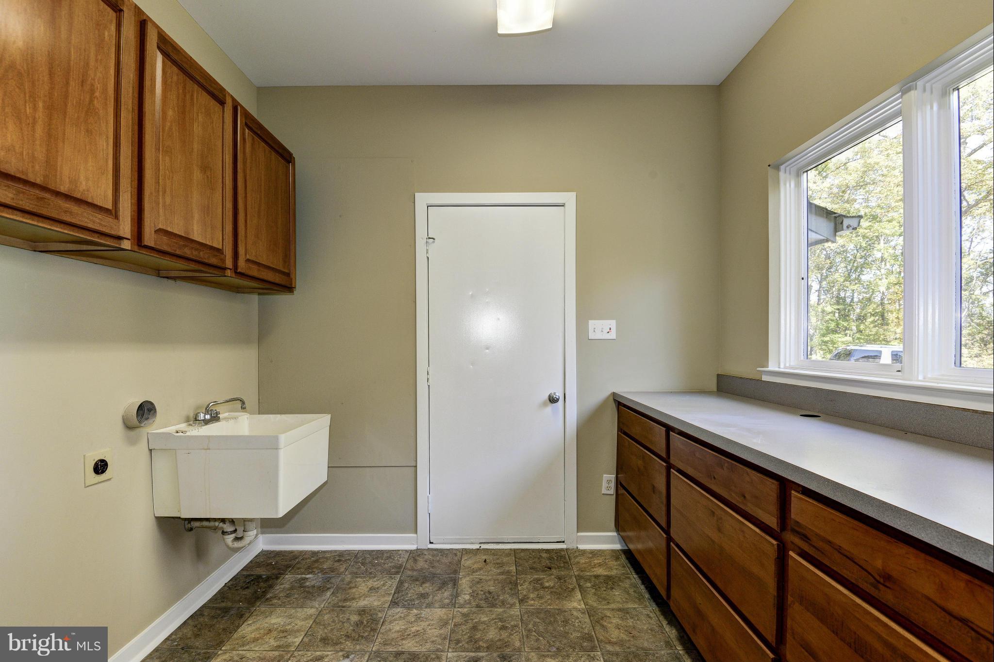 23409 New Mountain Road Aldie, VA 20105 - Photo 11 of 30 Nice sized laundry room