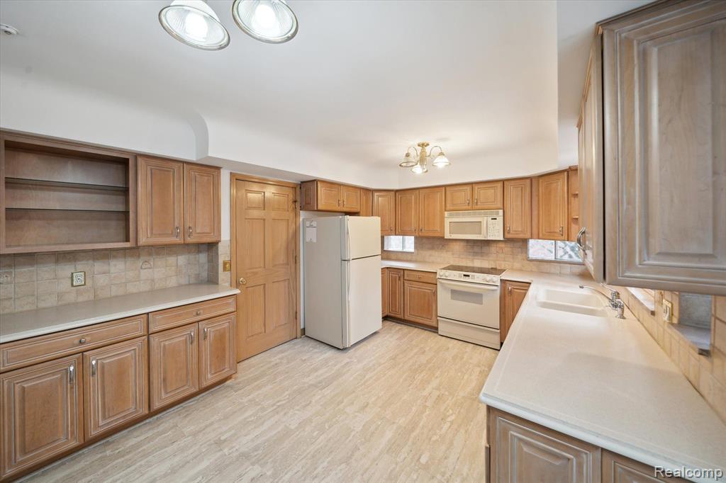 44 Roslyn Road Grosse Pointe Shores, MI 48236 - Photo 14 of 38