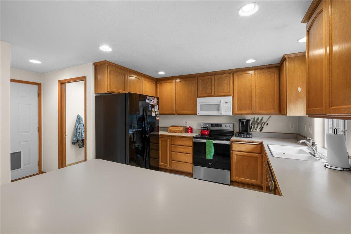 752 Mallory Court Central Point, OR 97502 - Photo 13 of 32 a kitchen with granite countertop a refrigerator and a sink