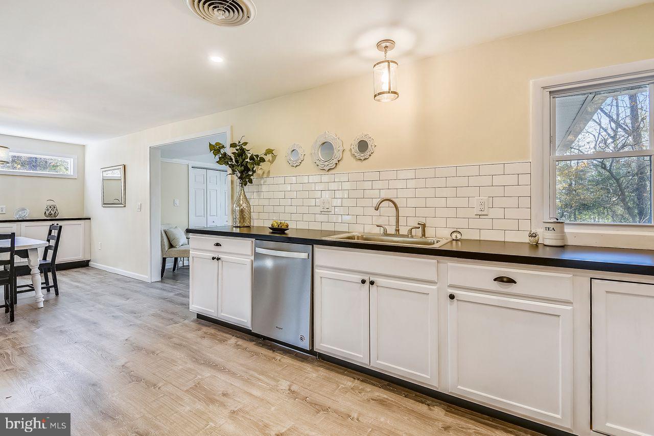 278 North Ferry Point Road Pasadena, MD 21122 - Photo 10 of 36 Stylish backsplash and recessed lighting