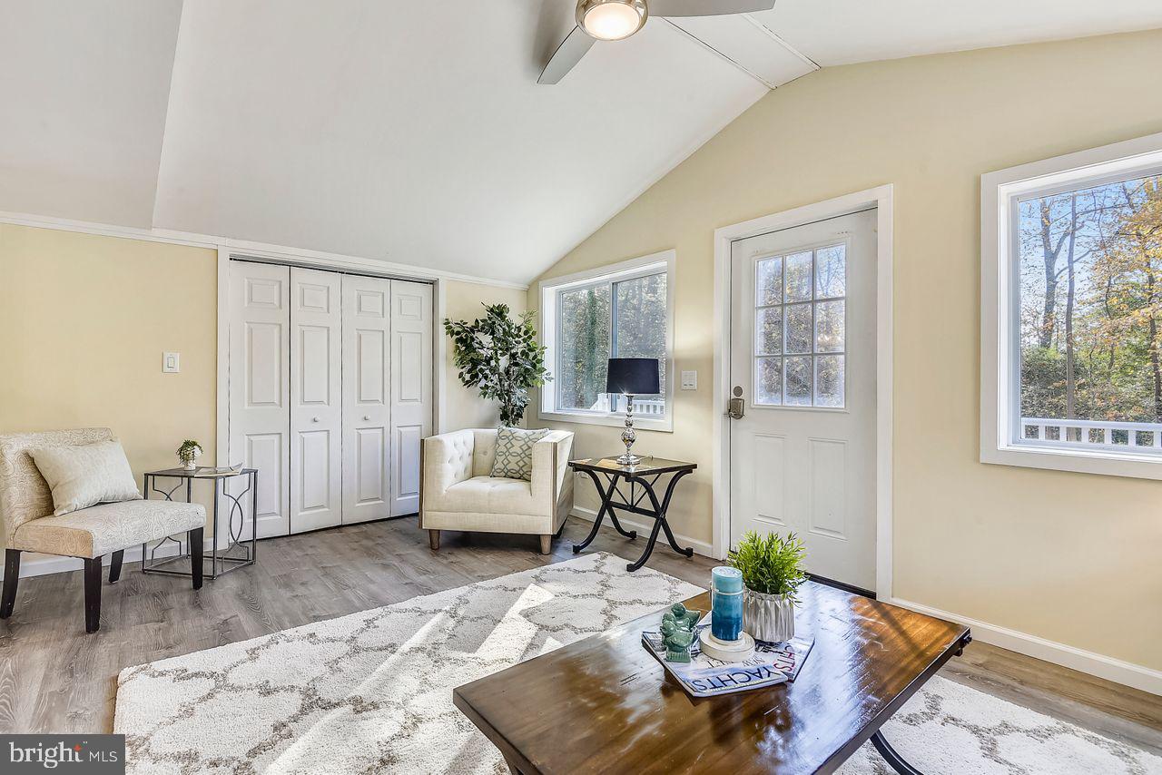 278 North Ferry Point Road Pasadena, MD 21122 - Photo 11 of 36 Large living room with vaulted ceiling