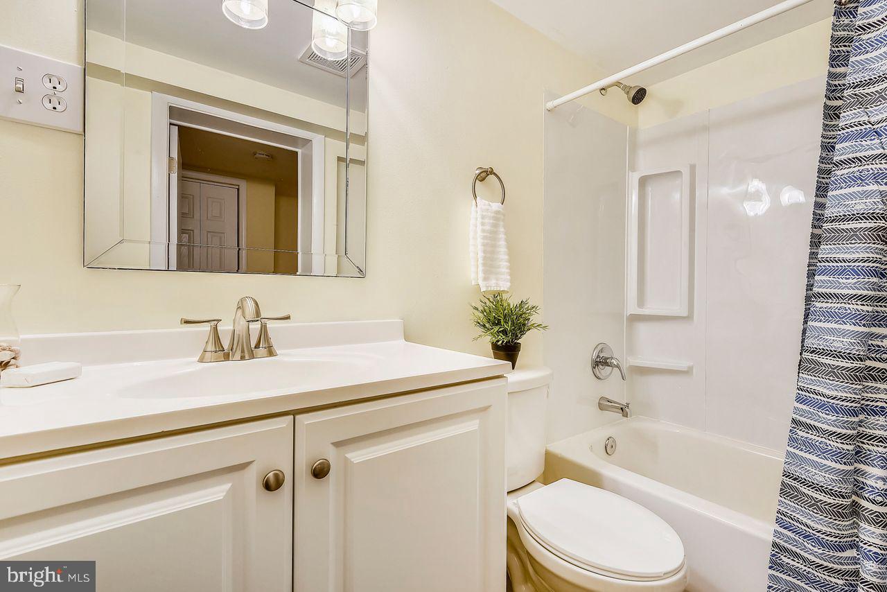 278 North Ferry Point Road Pasadena, MD 21122 - Photo 14 of 36 Main level bath