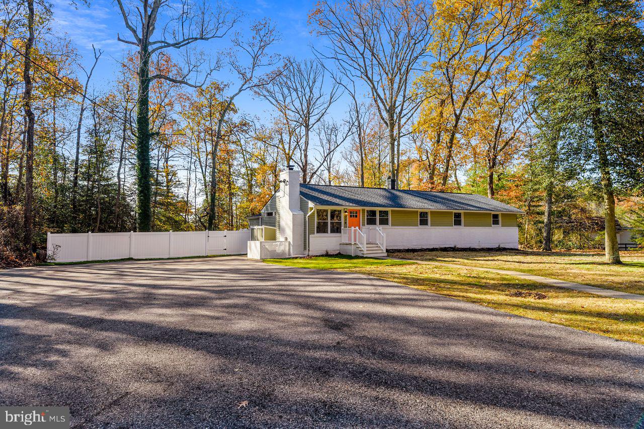 278 North Ferry Point Road Pasadena, MD 21122 - Photo 5 of 36 Large driveway and new composite fencing