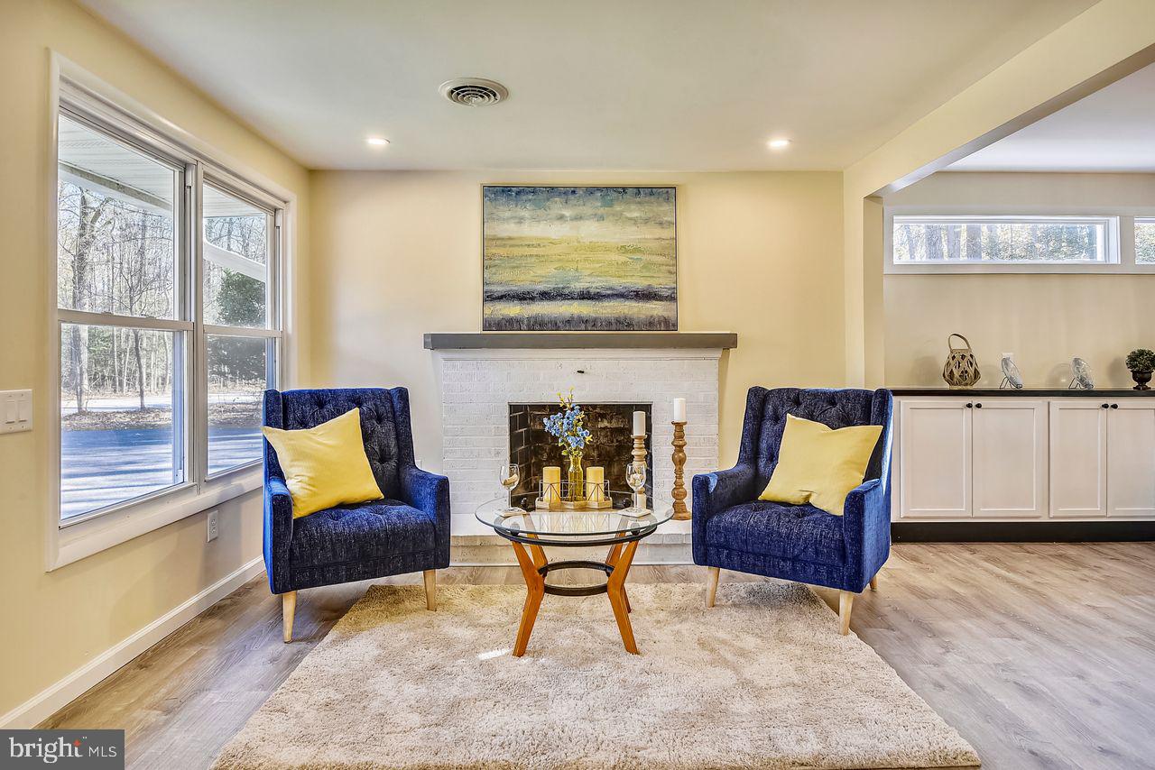 278 North Ferry Point Road Pasadena, MD 21122 - Photo 7 of 36 Front sitting area